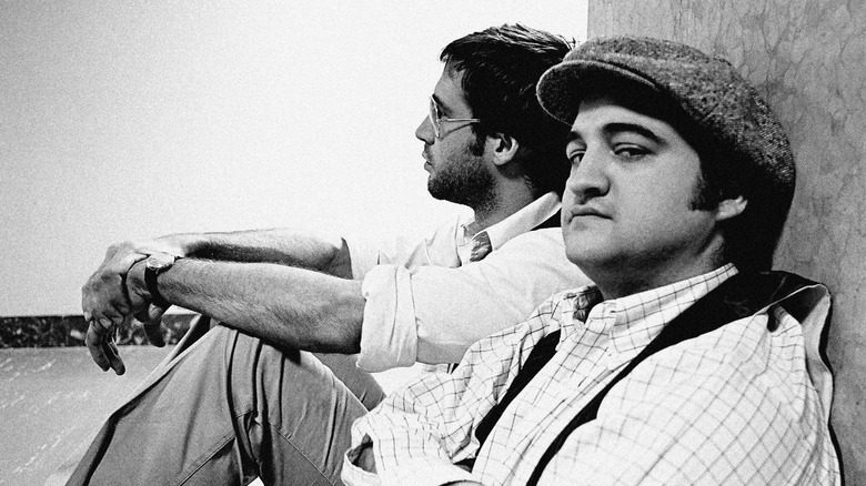 Chevy Chase et John Belushi en coulisses de Saturday Night Live