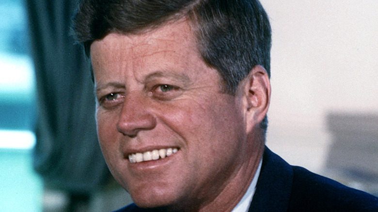 JFK souriant