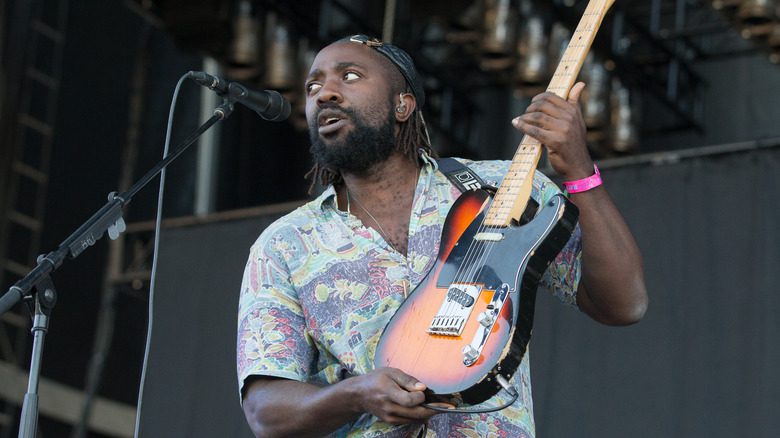 Kele Okereke de Bloc Party jouant de la guitare sur scène