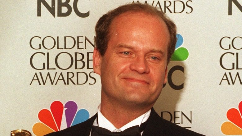 Kelsey Grammer souriant en smoking aux Golden Globes