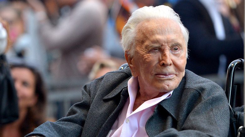 Kirk Douglas plus âgé dans un fauteuil roulant