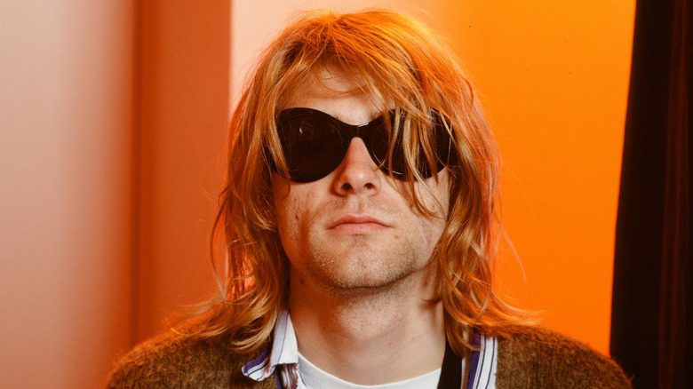 Kurt Cobain portant des lunettes de soleil