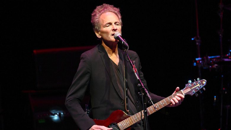 Lindsey Buckingham jouant de la guitare