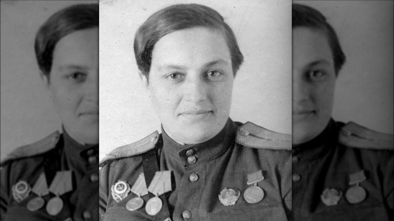 Lyudmila Pavlochenko, souriante, photo militaire