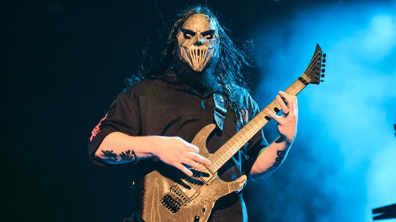 Mick Thomson jouant de la guitare