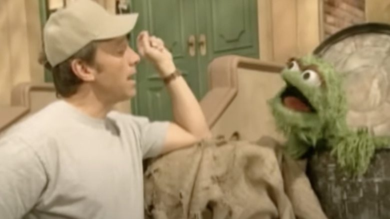 Mike Rowe avec Oscar le Grouch sur Sesame Street