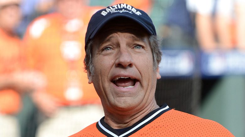 Mike Rowe criant avec un chapeau de Baltimore