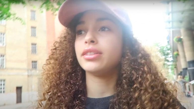 Mya-Lecia Naylor portant une casquette de baseball