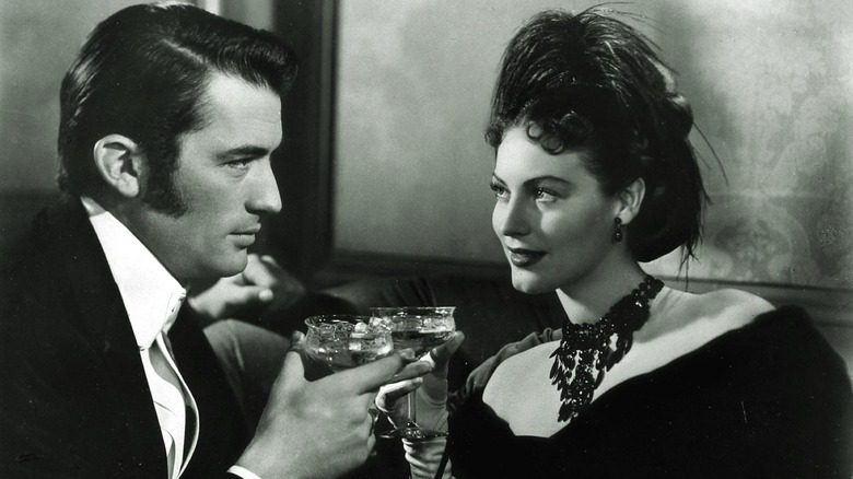 Ava Gardner partage un verre avec Gregory Peck