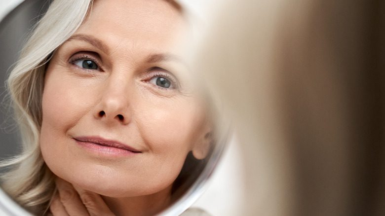 Femme se regardant dans un miroir