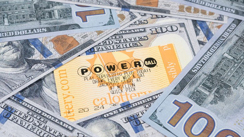 Ticket et argent du Powerball