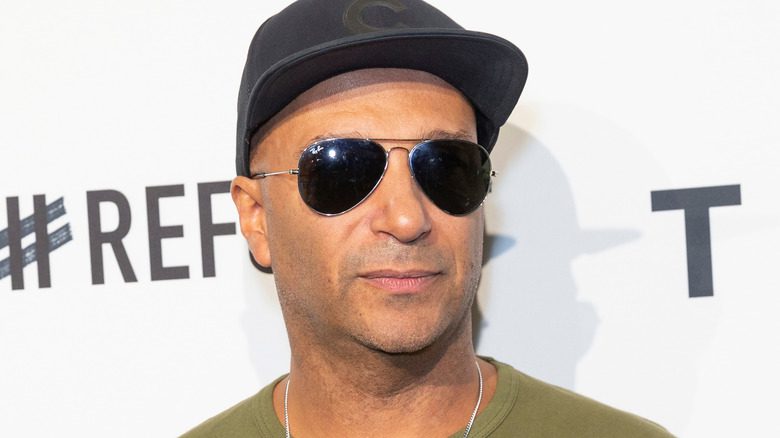 Tom Morello de Rage Against the Machine portant des lunettes de soleil