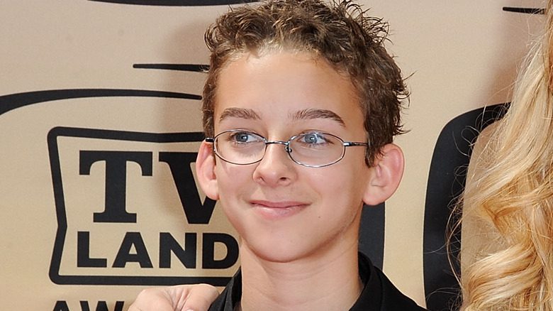 Sawyer Sweeten souriant, regardant au loin