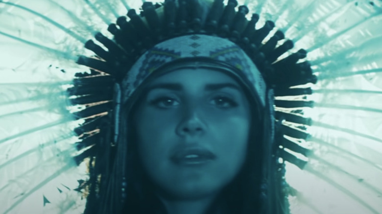 Del Rey dans un headdress