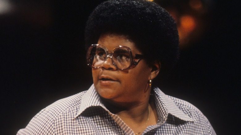 Shirley Hemphill dans What's Happening!!, portant des lunettes et regardant sur le côté