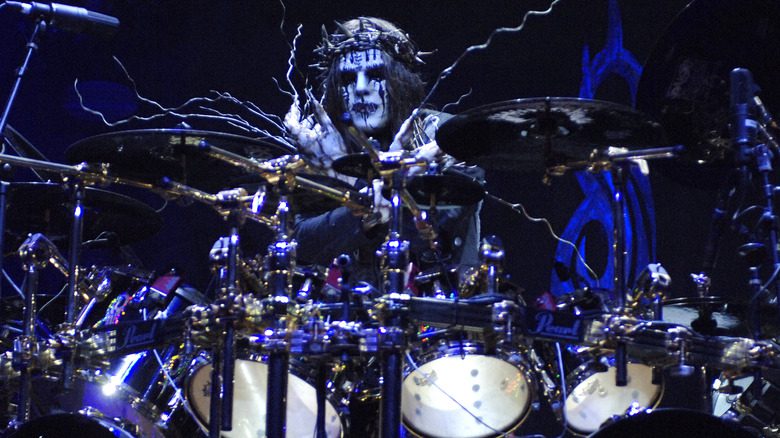 Joey Jordison jouant de la batterie