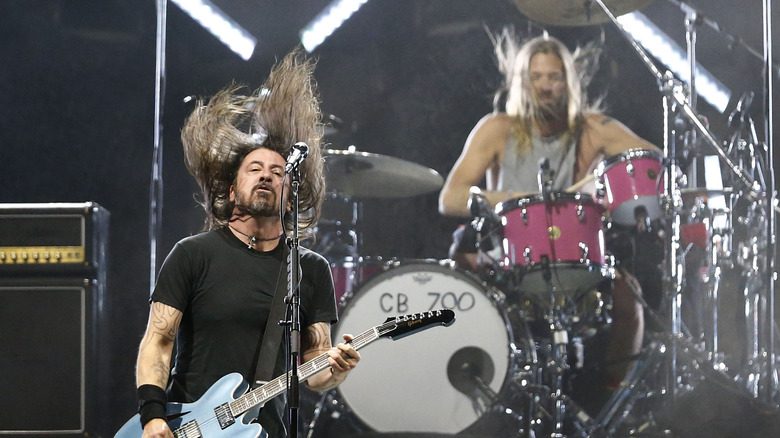 Dave Grohl et Taylor Hawkins en performance sur scène