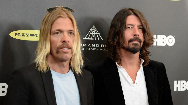 Taylor Hawkins et Dave Grohl lors d'un événement