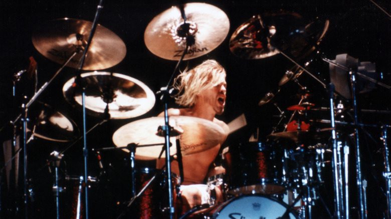 Taylor Hawkins drums onstage