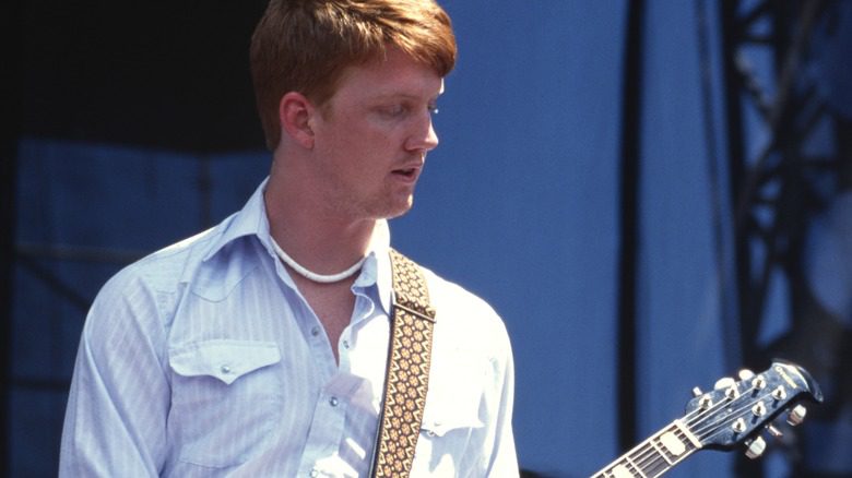 Josh Homme jouant de la guitare