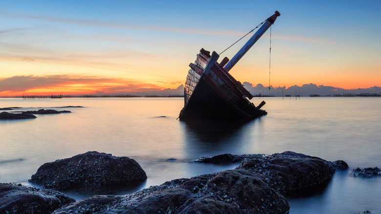 Bateau coulé dans l'eau