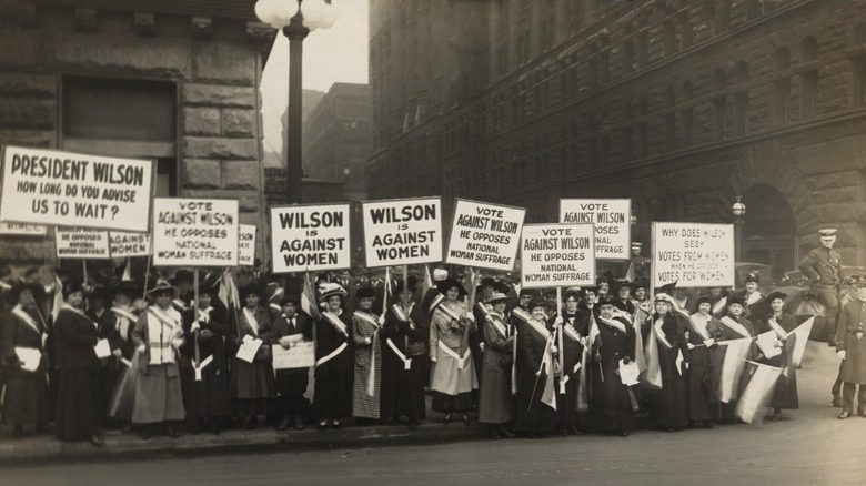 Femmes protestant contre le président Wilson