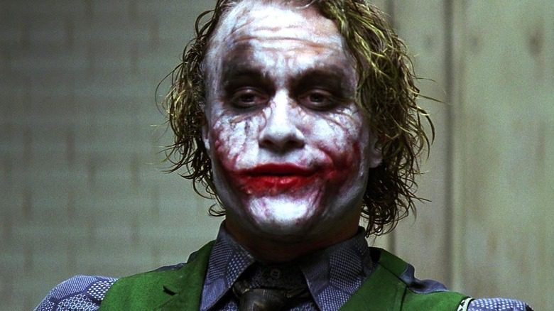 Le visage peint du Joker en regardant devant