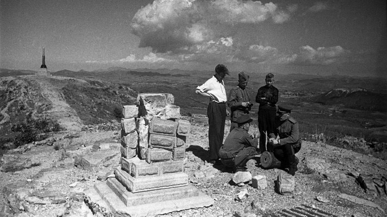 soldats soviétiques sur une colline en Mandchourie