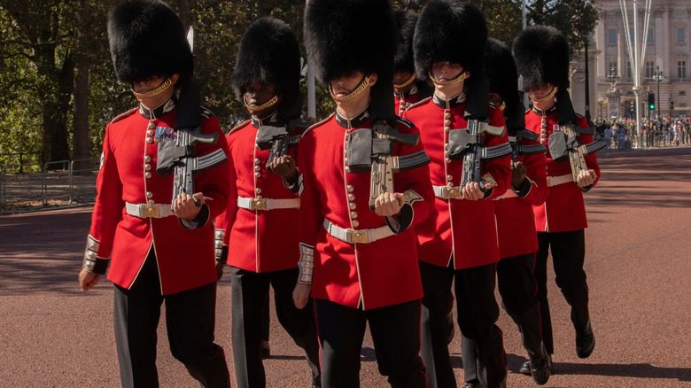 Gardes militaires britanniques en uniforme