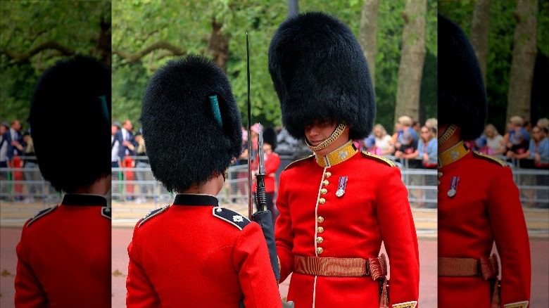 gardes militaires britanniques parlant