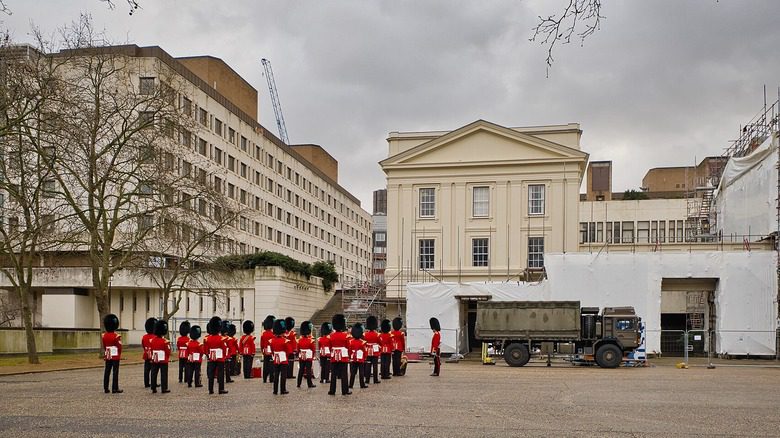 Gardes militaires britanniques alignés près des casernes