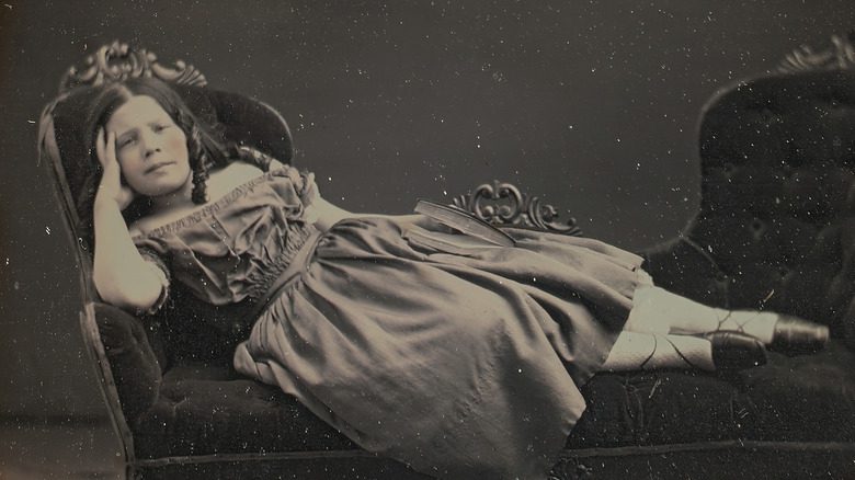 portrait d'une fille allongée sur une chaise longue, 1855. Daguerreotype. Artiste John Adams Whipple