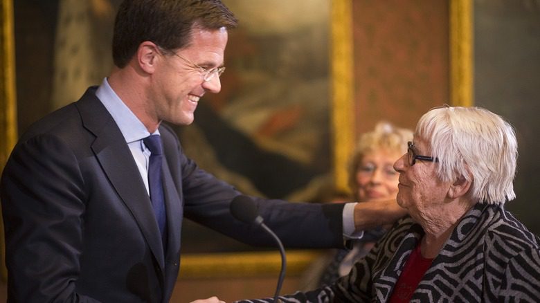 Truus Oversteegen shaking Dutch prime minister's hand