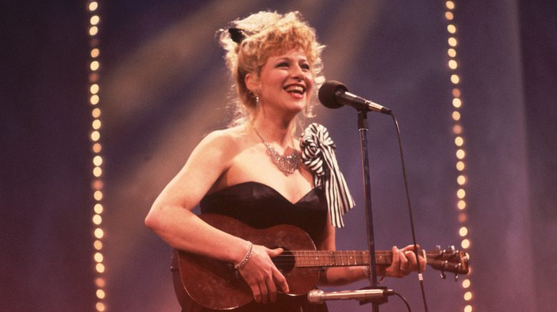 Victoria Jackson jouant du ukulélé en concert