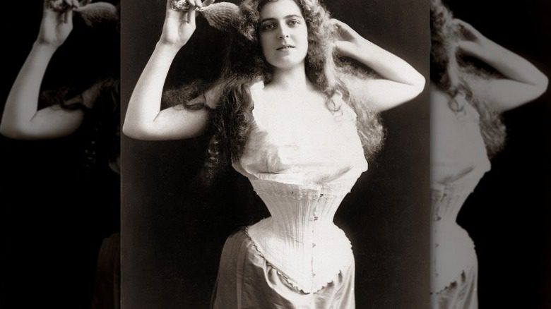 Photographie d'une femme américaine portant un corset, 1899, tirage argentique tonique