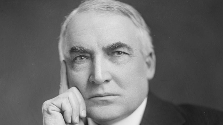 Warren G. Harding avec une main sur le visage