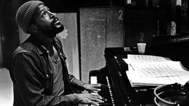 Marvin Gaye jouant du piano