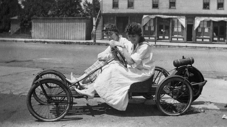 Deux femmes conduisant une voiture vintage