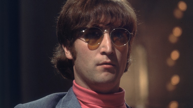 John Lennon portant des lunettes de soleil