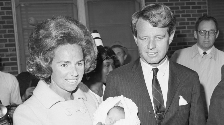 Ethel Kennedy portant un bébé