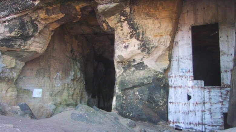 Entrée de la Sculptor's Cave en Écosse