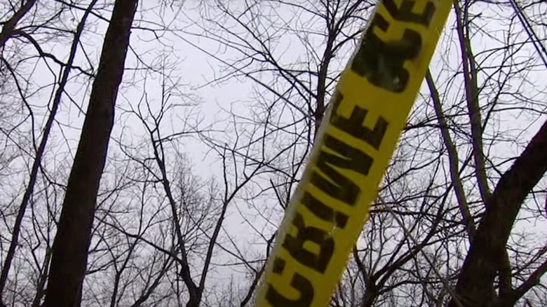 ruban de scène de crime dans les bois