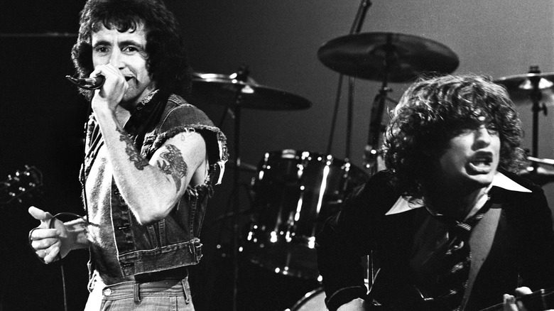 Bon Scott et Angus Young rockent dans les années 70