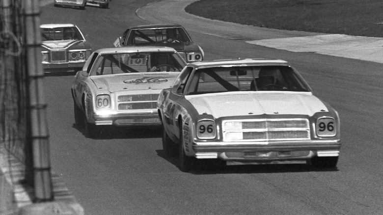 1975 Daytona 500 avec de vieilles voitures sur la piste