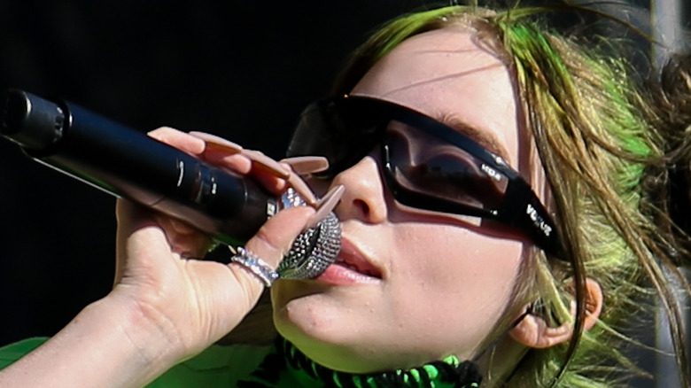 Billie Eilish avec des cheveux verts en performance