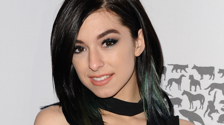 Christina Grimmie souriante en robe noire lors d'un événement