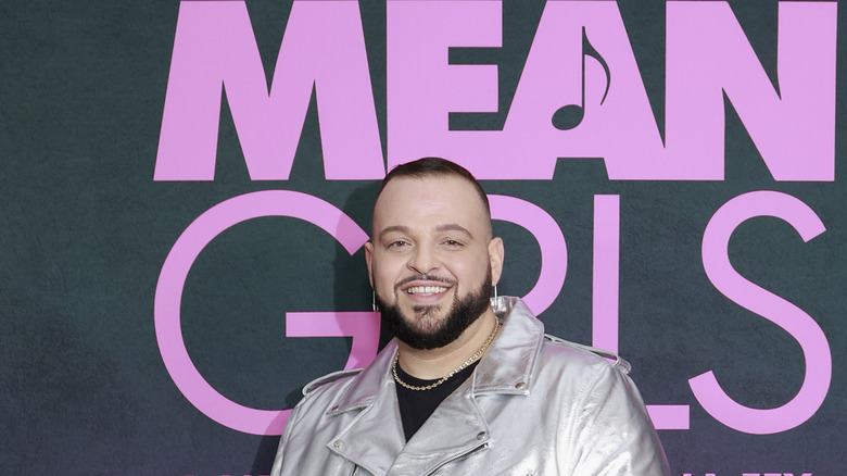 Daniel Franzese souriant en veste argentée lors de la première de Mean Girls