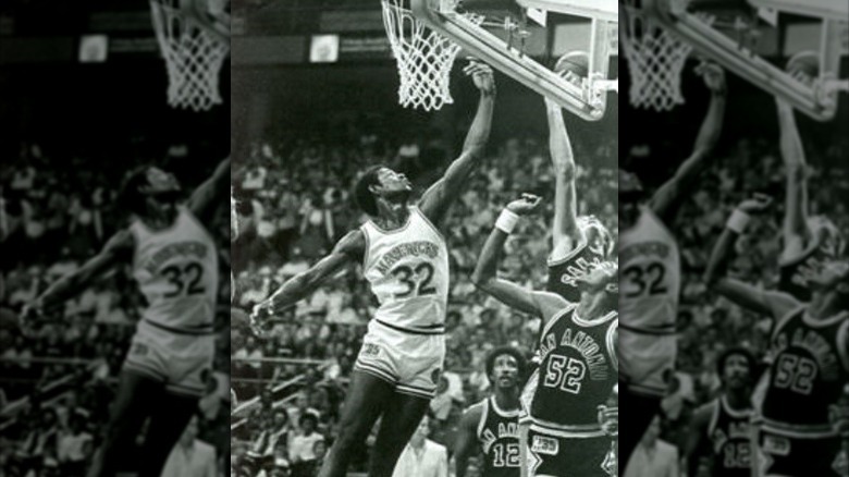 Darrell Allums faisant un dunk impressionnant