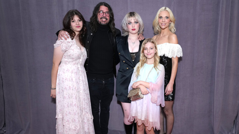 Dave Grohl et sa femme Jordyn Blum posant avec leurs trois filles en 2023