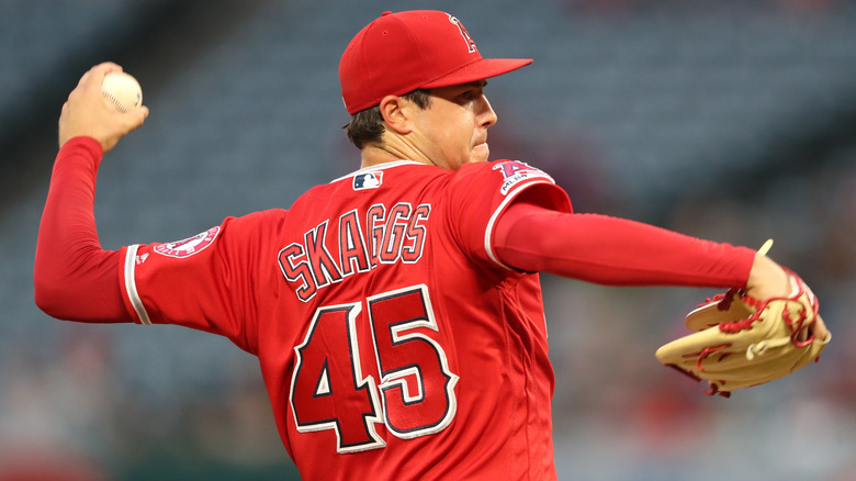 Tyler Skaggs s'apprête à lancer une balle